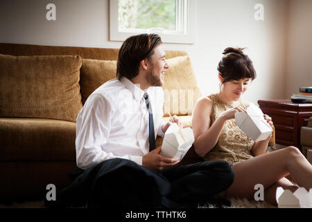 Freundliche Paar auf dem Teppich zu Hause sitzen Stockfoto