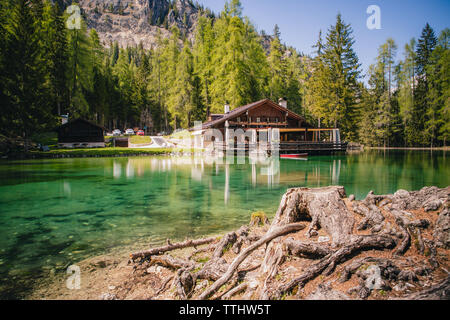 Blick auf die Lodge über dem türkisfarbenen Wasser des Lago Ghedina, einem alpinen See in Cortina D'Ampezzo, Dolomiten, Italien Stockfoto