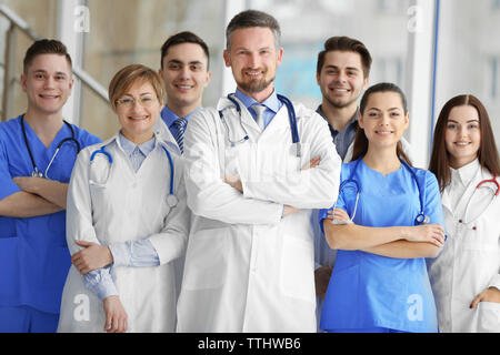 Eine Gruppe von Ärzten und Krankenschwestern im Krankenhaus ständigen Stockfoto