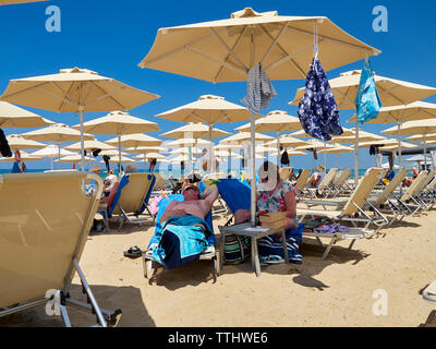 Touristen am Strand, Rethymnon (Rethymnon/Rethimno), Kreta, griechische Inseln, Griechenland, Europa Stockfoto