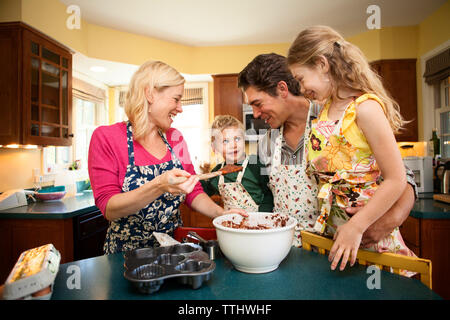 Glückliche Familie Vorbereitung Cupcake in der Küche zu Hause. Stockfoto