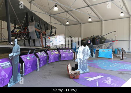 Vickers FB27 Vimy und Hawker Siddeley Harrier GR 1, 'um die Schnellste", Brooklands Museum, Weybridge, Surrey, England, Großbritannien, UK Europa Stockfoto