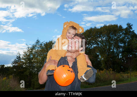 Gerne Vater mit Sohn in Löwe Kostüm Stockfoto