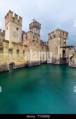 Mauern und Türme der Schloss Scaligero in Sirmione. Gardasee, Provinz Brescia, Lombardei, Italien, Europa. Stockfoto