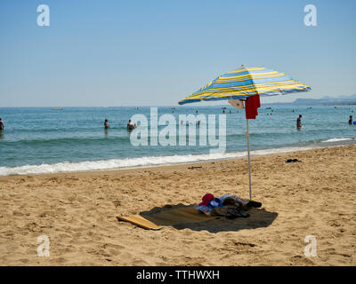 Touristen am Strand, Rethymnon (Rethymnon/Rethimno), Kreta, griechische Inseln, Griechenland, Europa Stockfoto