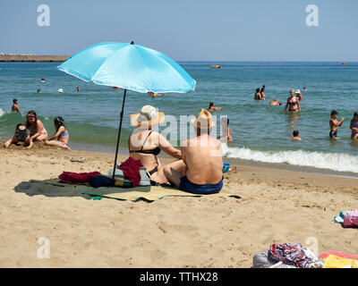 Touristen am Strand, Rethymnon (Rethymnon/Rethimno), Kreta, griechische Inseln, Griechenland, Europa Stockfoto