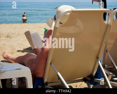 Touristen am Strand, Rethymnon (Rethymnon/Rethimno), Kreta, griechische Inseln, Griechenland, Europa Stockfoto