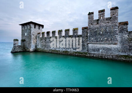 Die Zinnen Mauern des Schloss Scaligero Blick auf den Gardasee. Sirmione, Lombardei, Italien, Europa. Stockfoto
