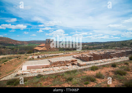 Römische Ruinen und Santa Maria de Tiermes Kirche. Tiermes, Provinz Soria, Castilla Leon, Spanien. Stockfoto