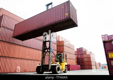 Mann Transport Cargo Container von Gabelstapler in Commercial Dock Stockfoto