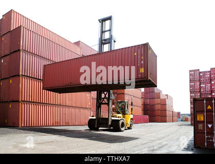 Person Transport Cargo Container von Gabelstapler in Commercial Dock Stockfoto