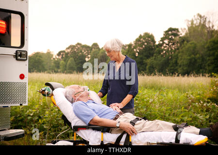 Frau, die von Patienten, der auf Krankenhaus gurney Stockfoto