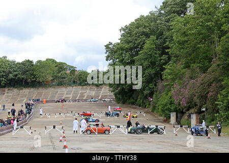 Fahrversuche auf der Zielgeraden, Doppel 12 Motorsport Festival 2019, Brooklands Museum, Weybridge, Surrey, England, Großbritannien, Großbritannien, Europa Stockfoto