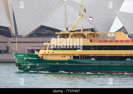 Manly Ferry, Sydney Public Transport Fähre MV Collaroy passiert das Sydney Opera House, Australien Stockfoto