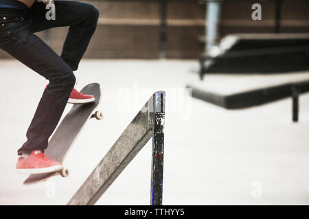 Niedrige Abschnitt des Menschen Durchführung skateboard Stunt bei skateboard Park Stockfoto