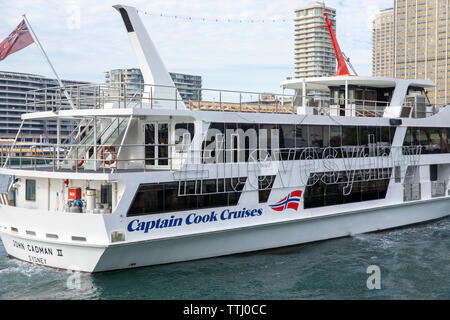 Captain Cook Cruises Schiff mit Passagieren auf den Hafen von Sydney, New South Wales, Australien Stockfoto