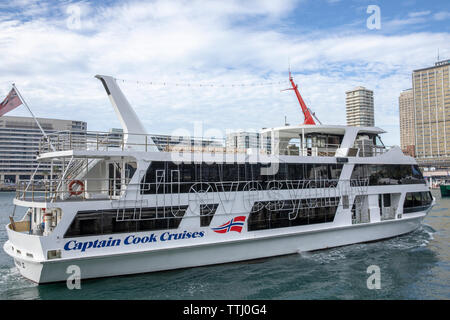 Captain Cook Cruises Schiff mit Passagieren auf den Hafen von Sydney, New South Wales, Australien Stockfoto