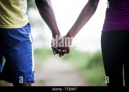 Zugeschnittenes Bild von Paar Hände halten Stockfoto