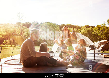 Glückliche Familie sitzt auf der Veranda Stockfoto