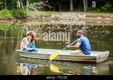 Vater und Kinder Segeln in See Stockfoto