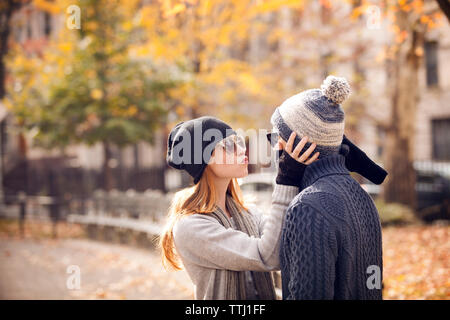 Frau mit Freund während Puckering Stockfoto