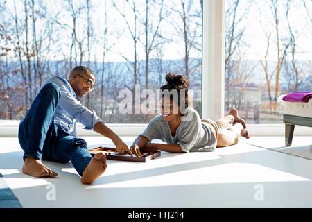 Paar beim Backgammon Spiel zu Hause Stockfoto