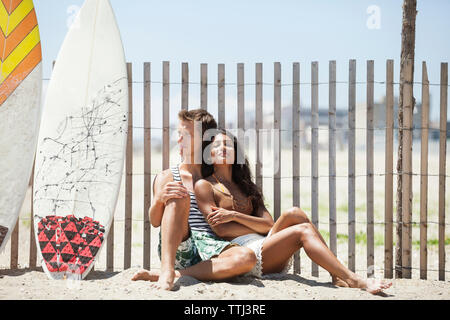 Paar von Surfboards Sitzung gegen den Zaun am Strand Stockfoto