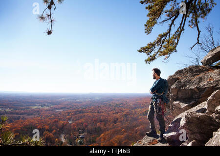 Mann stand auf Felsen gegen Sky Stockfoto