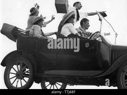 Sommer mit Freunden in den 1950er Jahren. Eine Gruppe junger Leute hat die Oldtimer Auto für einen Antrieb heraus für ein Picknick. Schweden 1954 Stockfoto