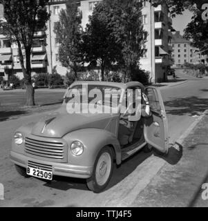 Das Fahren in den 1950er Jahren. Eine junge Frau in ihrem Fiat Cabrio. Beachten Sie das Auto, die Tür öffnet sich. Schweden 1951. Ref 1711 Stockfoto