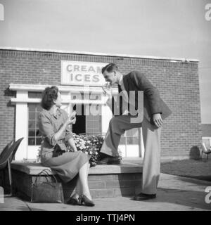 Eis in den 1940er Jahren. Ein junges Paar vor der Eisdiele. UK 1945. Kristoffersson Ref X 79-4 Stockfoto