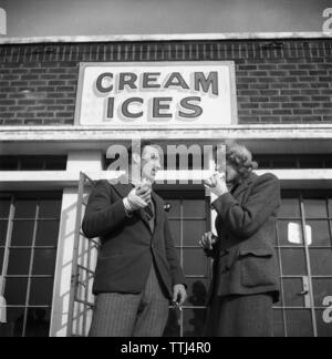 Eis in den 1940er Jahren. Ein junges Paar vor der Eisdiele. UK 1945. Kristoffersson Ref X 63-4 Stockfoto