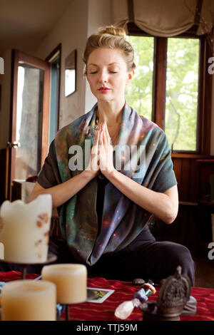 Tarot card reader Meditieren zu Hause Stockfoto