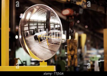Reflexion der Bleche walzen in Spiegel Metallindustrie Stockfoto