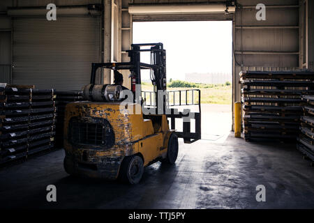 Ansicht der Rückseite des Arbeitnehmers fahren Gabelstapler in der Metallindustrie bei der Arbeit Stockfoto