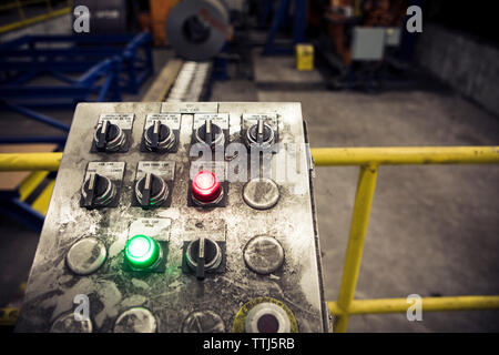 Hohe Betrachtungswinkel von Tasten die unordentlichen Control Panel in der Metallindustrie Stockfoto