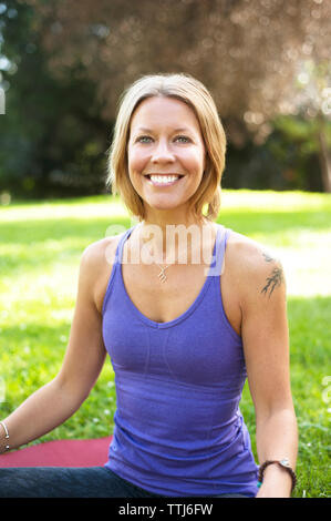 Portrait von Frau Ausübung während der Sitzung auf dem Feld Stockfoto