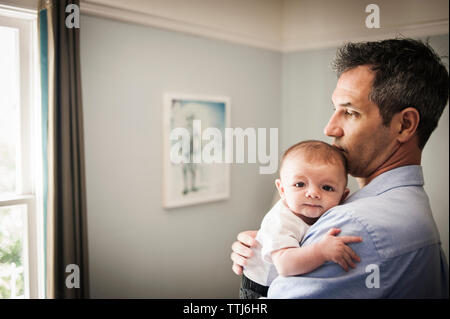 Mann weg, während baby boy zu Hause tragen Stockfoto