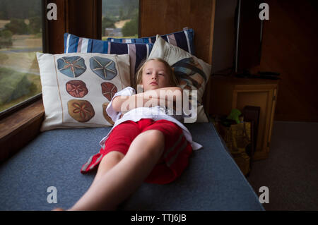 Junge entspannt auf einem Sofa zu Hause Stockfoto