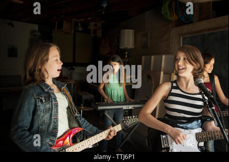 Freunde singen in Recording Studio Stockfoto