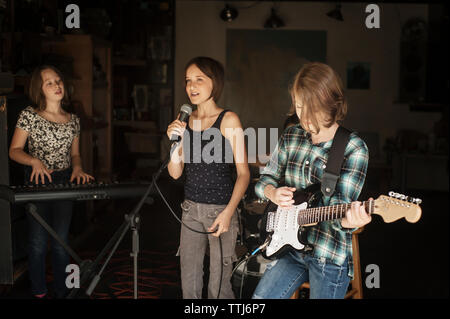 Die Mädchen üben in Recording Studio Stockfoto