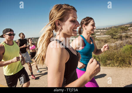 Gerne Freunde, die auf Feld gegen Sky Stockfoto