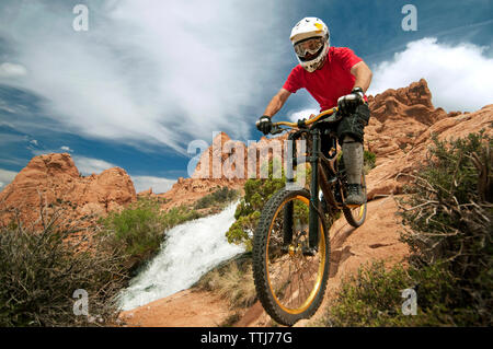 Biker Radfahren durch den Fluss Stockfoto