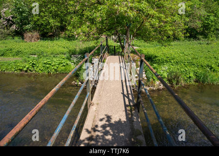 Schönen Sommertag in Chee Dale in der Nähe von Buxton in der Nationalpark Peak District, Derbyshire, England. Brücke über den Fluss Wye. Stockfoto