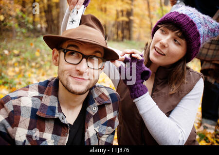 Verspielte Frau, Karte in hat hat den Mann am Feld Stockfoto