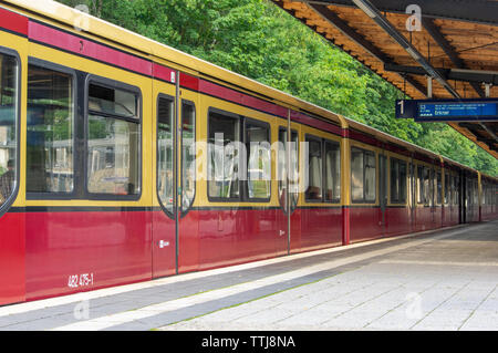 Berliner S-Bahn S3 Bahnhof warten auf dem Bahnhof Olympiastadion Stockfoto