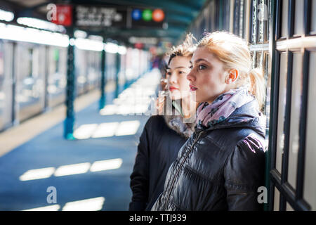 Freunde warten auf Zug am Bahnhof. Stockfoto