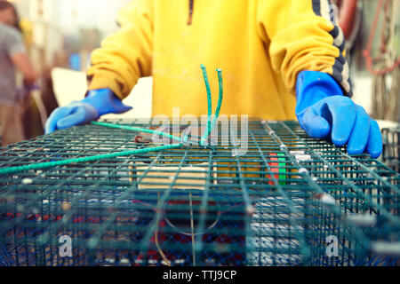 Mittelteil der Mann hält Lobster trap Stockfoto