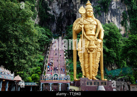 Blick auf Lord Murugan Statue am Batu Höhlen gegen Treppe Stockfoto