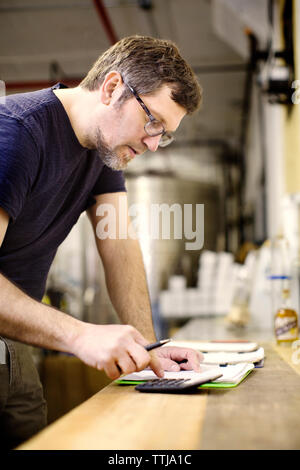 Mann Berechnung in der Factory Stockfoto